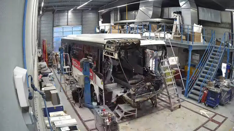 Réparation d’un Bus Iveco Endommagé Timelapse Impressionnant (1)